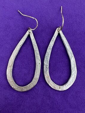 💛 Classic Silver Tone Teardrop Hoop Earrings | Brutalist
